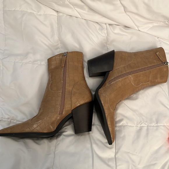 Tan Croc-Embossed Ankle Boots 🥾 nasty gal - Picture 7 of 12